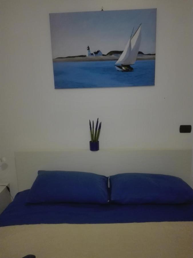 A Santy'S Rooms-Bagnocondiviso Sharedboth Room2Piano-No Lift-3Chilom A Piedi Xaeroporto-A Pagamento Shuttle Air Condizextra Bed Extrabed For A Fee-3 Minuti Bus Xfieradiroma-10 Minutes Stop Bus To Rome In50 Minutes Trafficpermitting Are You To Rome فيوميتشينو المظهر الخارجي الصورة