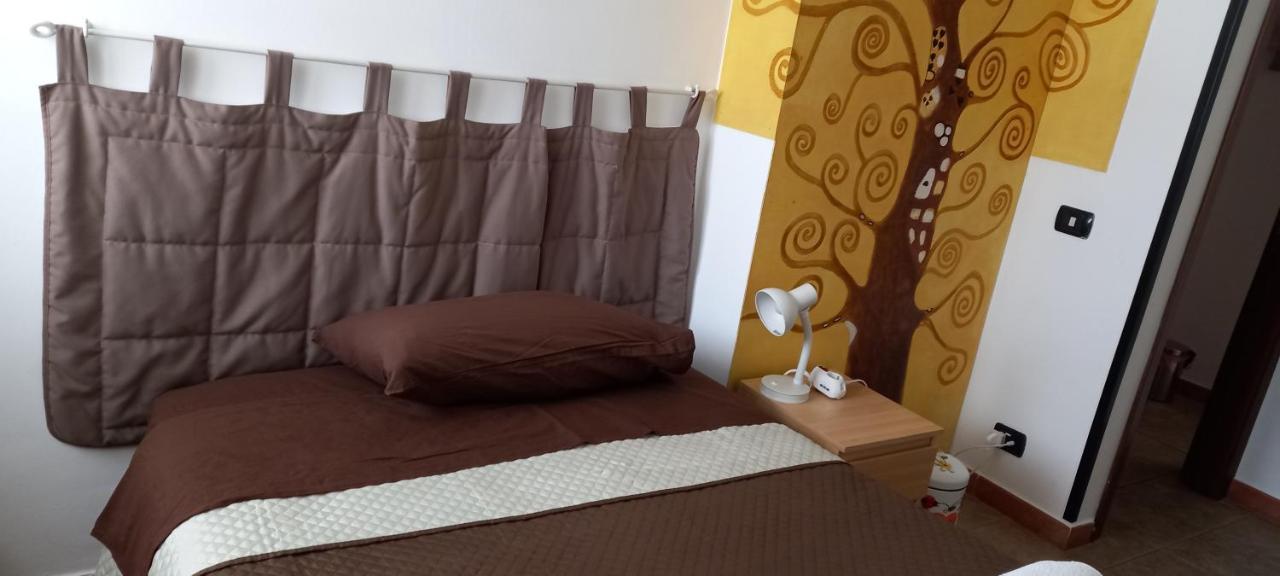 A Santy'S Rooms-Bagnocondiviso Sharedboth Room2Piano-No Lift-3Chilom A Piedi Xaeroporto-A Pagamento Shuttle Air Condizextra Bed Extrabed For A Fee-3 Minuti Bus Xfieradiroma-10 Minutes Stop Bus To Rome In50 Minutes Trafficpermitting Are You To Rome فيوميتشينو المظهر الخارجي الصورة