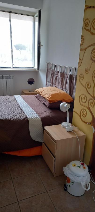 فيوميتشينو A Santy'S Roomsbagno Condiviso Shared Both2Piano No Lift No Shuttle -No Pasti No Meal,- A Pagamento Air Condit For A Fee Extra Bed For A Fee-Letto Extra A Pagamento -3 Minuti A Piedi Da Bus Per Fiera Di Roma المظهر الخارجي الصورة