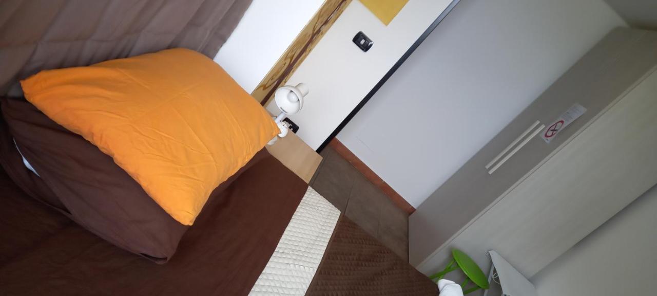 A Santy'S Rooms-Bagnocondiviso Sharedboth Room2Piano-No Lift-3Chilom A Piedi Xaeroporto-A Pagamento Shuttle Air Condizextra Bed Extrabed For A Fee-3 Minuti Bus Xfieradiroma-10 Minutes Stop Bus To Rome In50 Minutes Trafficpermitting Are You To Rome فيوميتشينو المظهر الخارجي الصورة