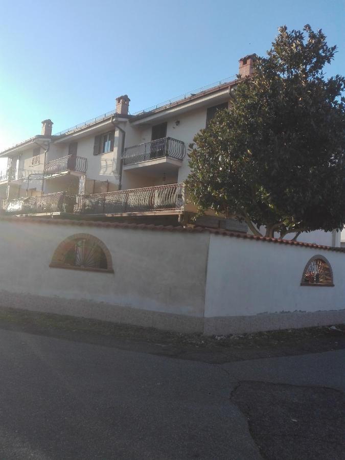 A Santy'S Rooms-Bagnocondiviso Sharedboth Room2Piano-No Lift-3Chilom A Piedi Xaeroporto-A Pagamento Shuttle Air Condizextra Bed Extrabed For A Fee-3 Minuti Bus Xfieradiroma-10 Minutes Stop Bus To Rome In50 Minutes Trafficpermitting Are You To Rome فيوميتشينو المظهر الخارجي الصورة