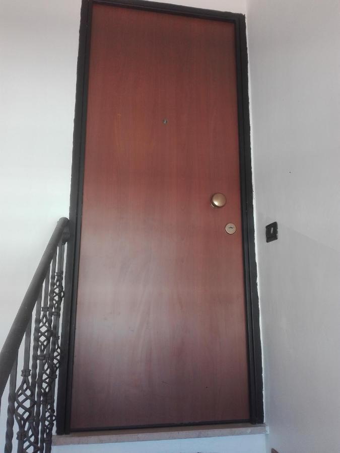 A Santy'S Rooms-Bagnocondiviso Sharedboth Room2Piano-No Lift-3Chilom A Piedi Xaeroporto-A Pagamento Shuttle Air Condizextra Bed Extrabed For A Fee-3 Minuti Bus Xfieradiroma-10 Minutes Stop Bus To Rome In50 Minutes Trafficpermitting Are You To Rome فيوميتشينو المظهر الخارجي الصورة