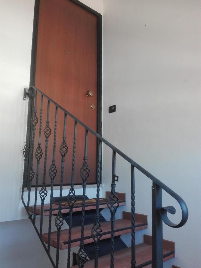A Santy'S Rooms-Bagnocondiviso Sharedboth Room2Piano-No Lift-3Chilom A Piedi Xaeroporto-A Pagamento Shuttle Air Condizextra Bed Extrabed For A Fee-3 Minuti Bus Xfieradiroma-10 Minutes Stop Bus To Rome In50 Minutes Trafficpermitting Are You To Rome فيوميتشينو المظهر الخارجي الصورة