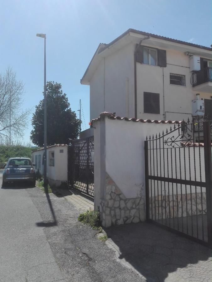 A Santy'S Rooms-Bagnocondiviso Sharedboth Room2Piano-No Lift-3Chilom A Piedi Xaeroporto-A Pagamento Shuttle Air Condizextra Bed Extrabed For A Fee-3 Minuti Bus Xfieradiroma-10 Minutes Stop Bus To Rome In50 Minutes Trafficpermitting Are You To Rome فيوميتشينو المظهر الخارجي الصورة